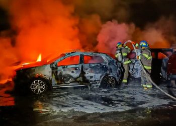 Bomberos extinguen incendio en complejo logístico ubicado en Apopa