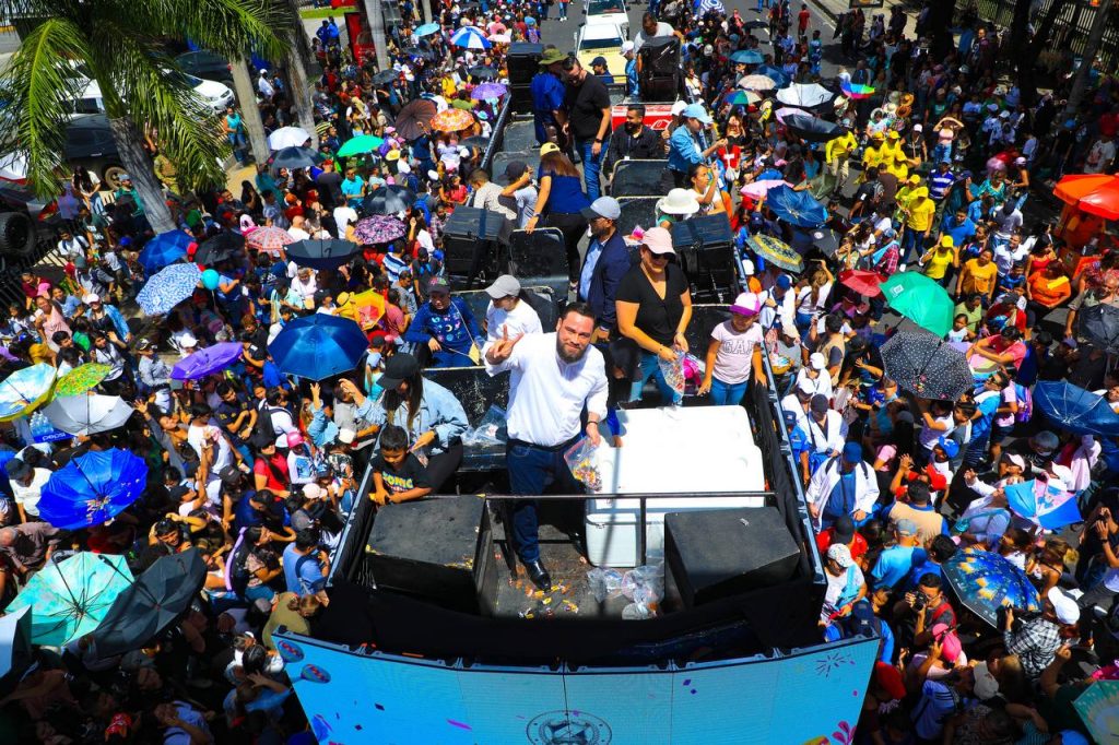 FOTOS Así viven los salvadoreños el desfile del correo que inaugura las fiestas agostinas