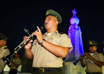 Salvadoreños llevan serenata al Divino Salvador del Mundo