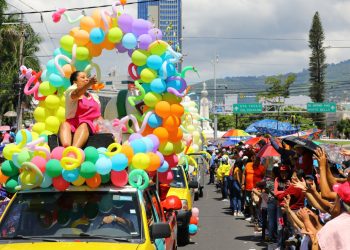 Fotos: Salvadoreños disfrutaron del desfile del comercio en el tercer día de festejos patronales