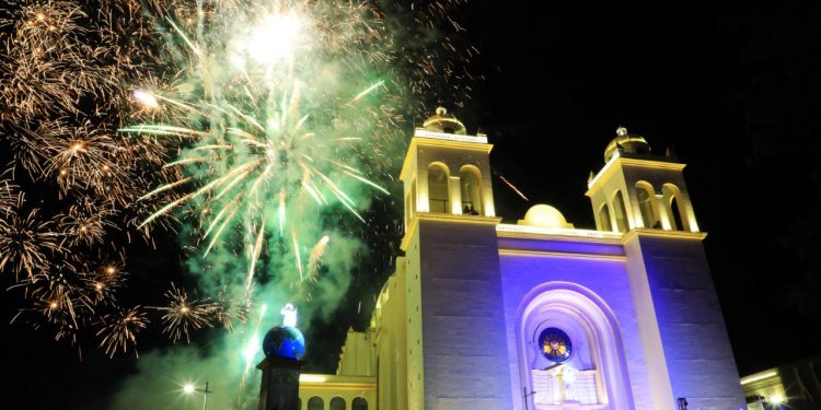 FOTOS: Los salvadoreños avivaron su fe con los festejos al Divino Salvador del Mundo