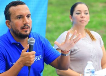 César Godoy escucha peticiones de comunidades costeras