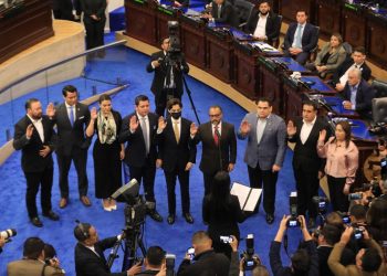 Asamblea juramenta comisión de antejuicio contra diputado de ARENA, Alberto Romero