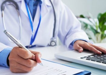 Médicos amenazan con «paro nacional de salud» en El Salvador