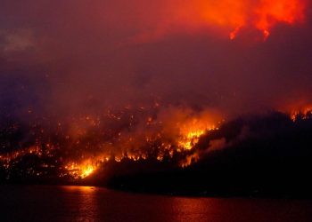 El fuego avanza en el oeste de Canadá y miles de personas han sido evacuadas