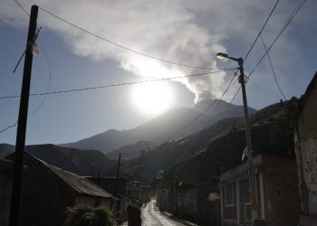 Amplían en Perú estado de emergencia en alrededores de volcán en erupción