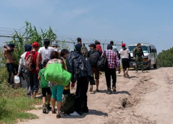 Ningún eventual cierre de gobierno permitirá a migrantes ingresar al país, advierte embajada de EE. UU.