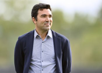 Deco asegura que Xavi se ganó su continuidad como técnico del Barcelona