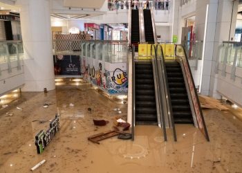 Inundaciones en Hong Kong tras lluvias récord