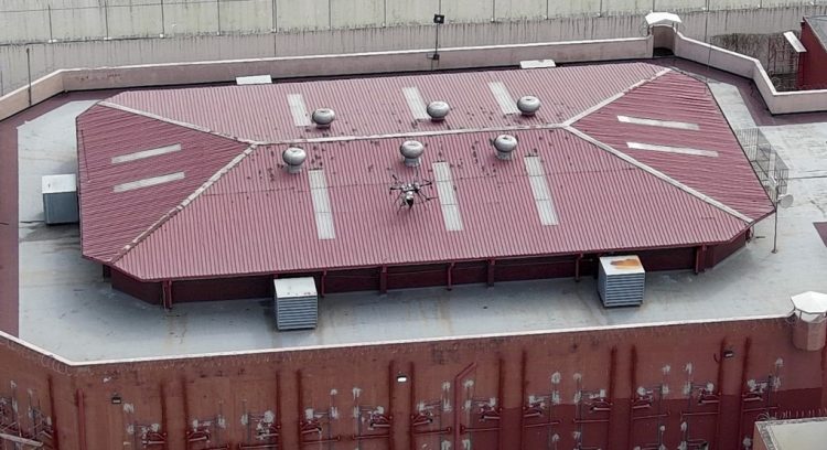 Vista aérea de la prisión de máxima seguridad de La Roca que muestra un dron en el techo en Guayaquil. Foto AFP.