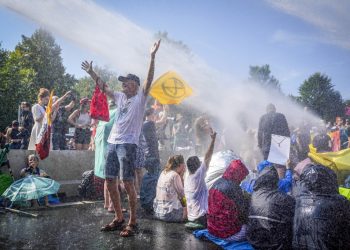 Miles de manifestantes ecologistas bloquean una autopista en La Haya