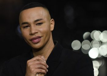 Diseñador de Balmain denuncia robo de 50 prendas a días de Semana de Moda en París