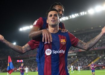 El Barça golea al Betis y mete presión al Real Madrid