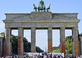 Activistas medioambientales pintan la Puerta de Brandenburgo de Berlín