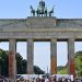 Activistas medioambientales pintan la Puerta de Brandenburgo de Berlín