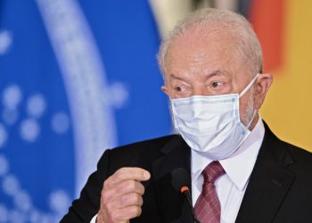 Lula será operado viernes para corregir problema en fémur y precisará unos dos meses de recuperación