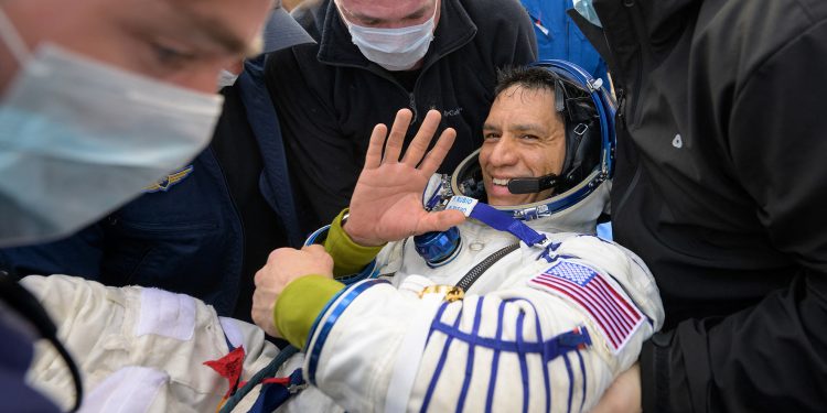 Esperanza. El astronauta de la NASA saludó a los miles de espectadores en el mundo que estaban atentos a su regreso a su hogar.