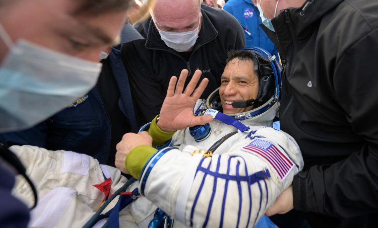 Esperanza. El astronauta de la NASA saludó a los miles de espectadores en el mundo que estaban atentos a su regreso a su hogar.