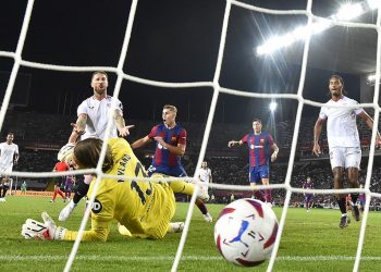 Un autogol de Sergio Ramos pone líder liguero al Barcelona