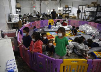 Niños migrantes fueron separados de sus padres en Texas