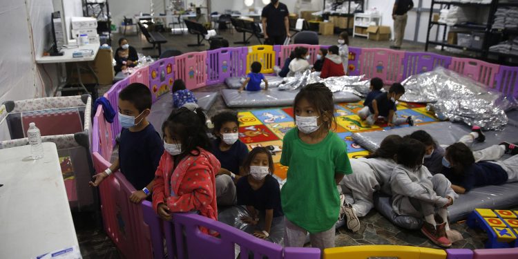 En los centros de detención se ha dado hacinamiento por la cantidad de inmigrantes que buscan asilo.  Foto AFP.