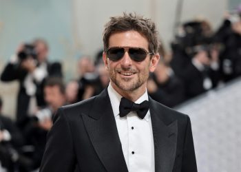 Bradley Cooper logra resucitar al compositor Leonard Bernstein en Venecia