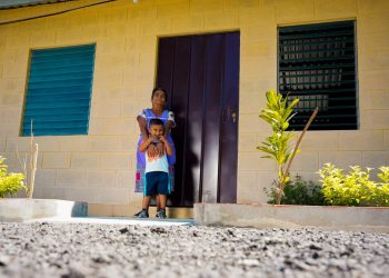 Gobierno de El Salvador entrega casas a familias en San Bartolomé Perulapía, Cuscatlán