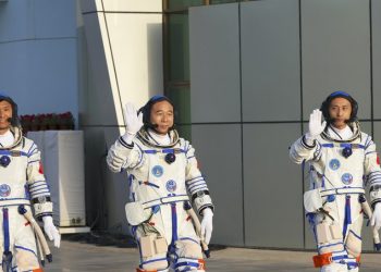 Astronautas chinos dan conferencia desde estación espacial