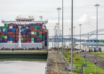 El canal de Panamá reduce cerca del 50 % su tarifa variable por el uso de agua dulce