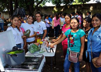 Mujeres aprenden sobre diversas recetas de alimentos en Sonsonate