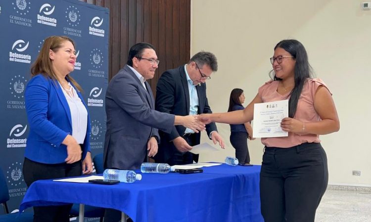 El presidente de la Defensoría, Ricardo Salazar, de la DC y las autoridades de la Facultad de Jurisprudencia de la UES hicieron entrega de los diplomas a los graduandos. Foto: Diario El Salvador.
