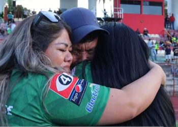 Una atrapada emotiva: el entrenador de porteros de Dragón se encontró con sus hijas dos décadas después