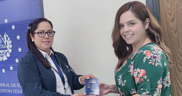 Los salvadoreños ya no tendrán que esperar hasta una semana para gestionar su pasaporte, según Cancillería.