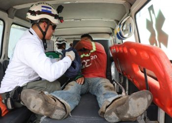 Cuerpos de socorro rescatan a tres trabajadores soterrados en Antiguo Cuscatlán