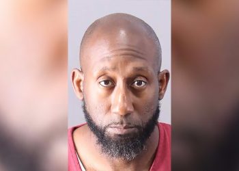 Policía ataca a director de orquesta en Alabama