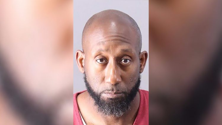 El director de la banda de Minor High School, Johnny Mims, fue detenido.