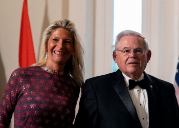 Senador Bob Menéndez y su esposa son acusados de aceptar sobornos 