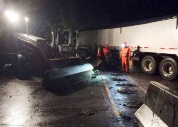 Rastra choca contra separadores de vía y provoca caos de tráfico en calle a Los Chorros