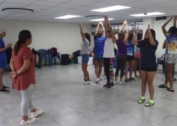 Natación artística con apoyo de entrenador mexicano