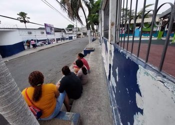 Niños se resguardan ante balacera en Guayaquil