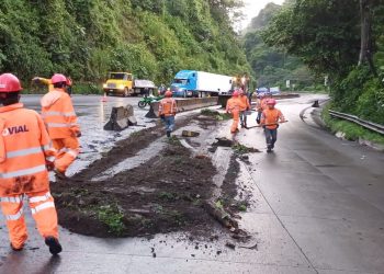 Paso vehicular parcialmente restringido en la carretera Los Chorros por accidente de rastra