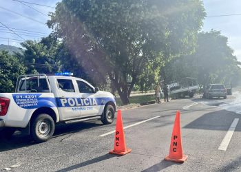 Rescatan a persona atrapada entre hierros retorcidos tras accidente en calle a Comalapa