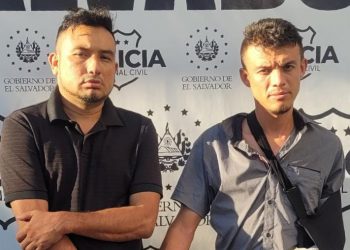 Rápida acción policial permite captura de taxistas asaltantes en Santiago Texacuangos