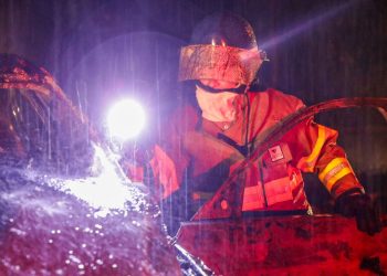 Bomberos sofocaron incendio de vehículo tras accidente de tránsito en Nejapa