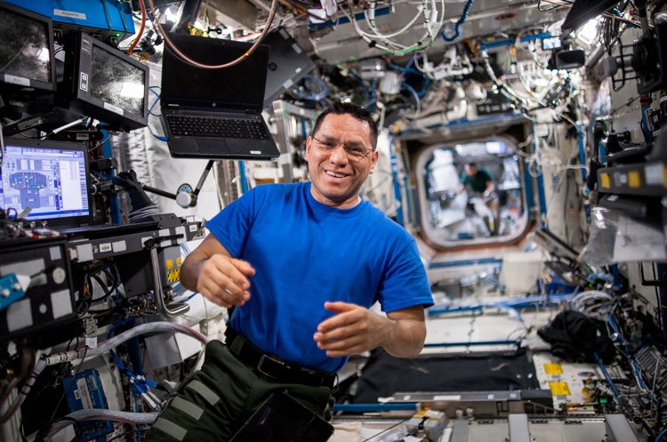 El astronauta está a bordo de la Estación Espacial Internacional (EEI) y es reconocido como un líder.