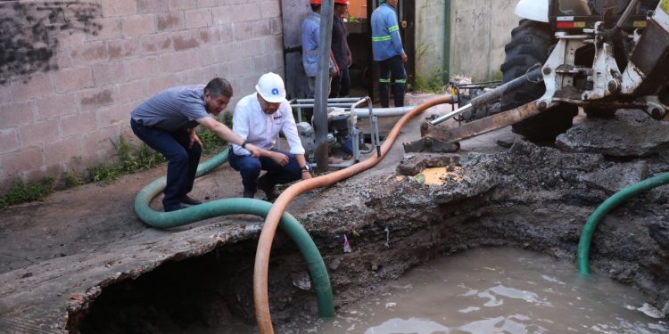 El presidente de ANDA, Rubén Alemán, verificó los trabajos de reparación en la tubería.
Foto: Francisco Campos.