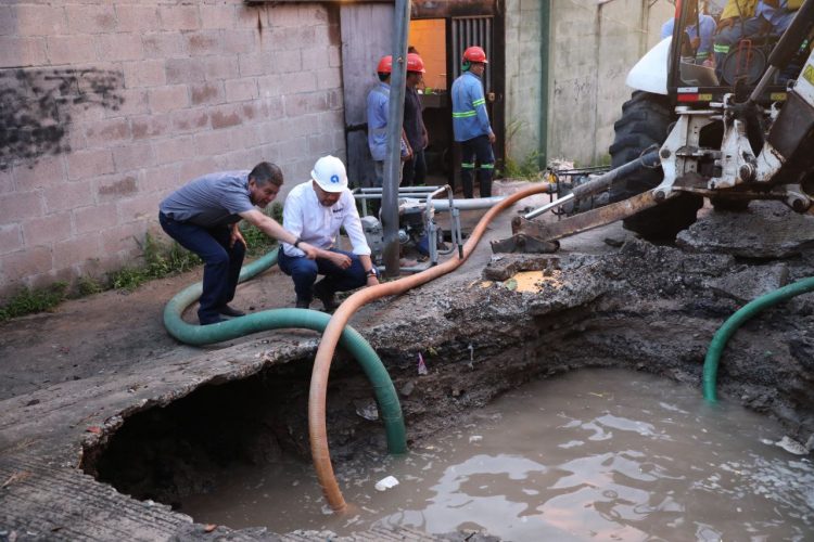 El presidente de ANDA, Rubén Alemán, verificó los trabajos de reparación en la tubería.
Foto: Francisco Campos.