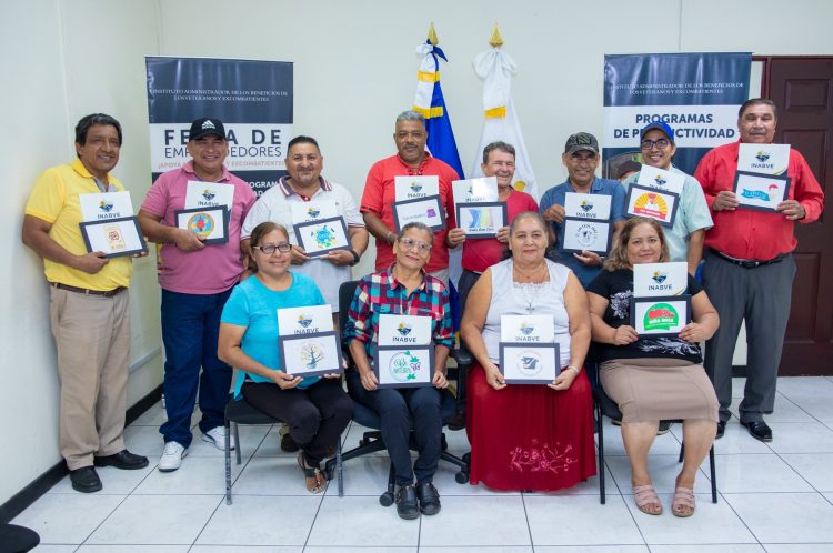 Cada emprendedor recibió su manual y otros insumos para promover su marca. Foto: INABVE.