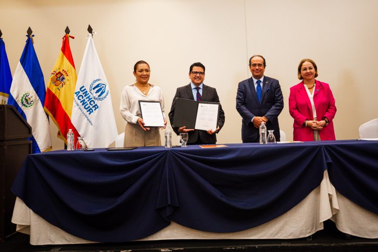 Con la firma de los titulares de las instituciones involucradas se oficializó el acuerdo en beneficio de la población retornada. Foto: Conapina.
