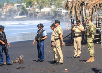 Fuerza Armada se mantiene vigilante ante oleaje alto en costas de La Libertad
